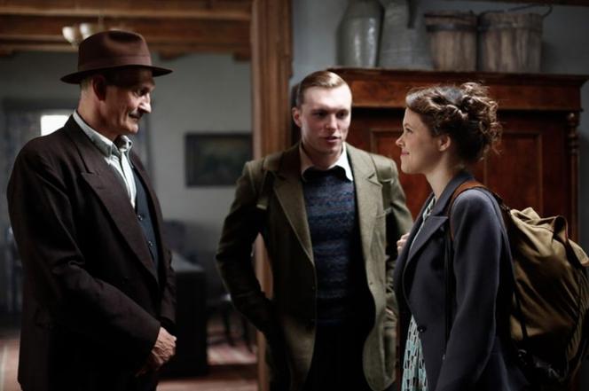 Wojenne dziewczyny 2 odc. 20. Irka (Marta Mazurek), Stefan (Tomasz Włosok), Grudziński (Marek Richter)