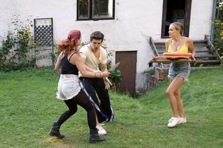 Barwy szczęścia, odcinek 1993. Mia (Maria Ruddick), Justin (Jasper Sołtysiewicz), Oliwka (Wiktoria Gąsiewska)