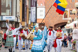 Dni Folkloru w Olsztynie 2025. Ulicami Starego Miasta przeszedł barwny korowód