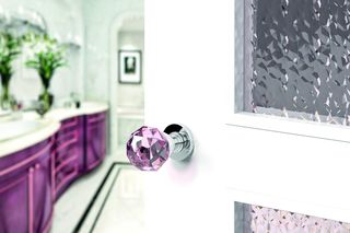 Okucia drzwiowe w obiektach komercyjnych