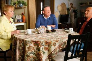 Barwy szczęścia odcinek 2826 po wakacjach. Basia (Sławomira Łozińska), Zdzisio (Zbigniew Buczkowski), Tolek (Marek Siudym)