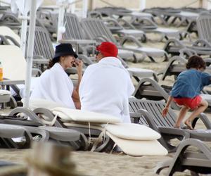 Michał Koterski na plaży z rodziną