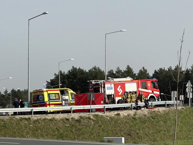 Jechał motocyklem z pasażerką. Jemu nic się nie stało, ją reanimowali ratownicy. Dramatyczny wypadek w Górze Kalwarii