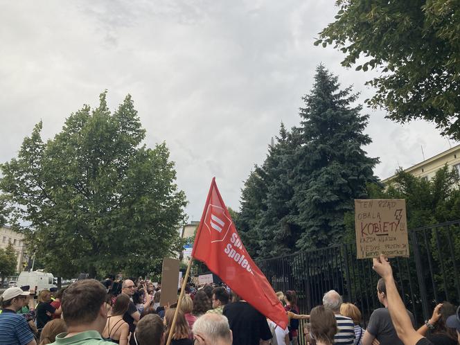 Manifestacja "Nigdy nie będziesz szła sama" w Warszawie. Strajk Kobiet pod Komendą Stołeczną Policji