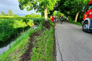 Wypadek w miejscowości Żurawiec. Auto w rowie, a kierowcy brak [ZDJĘCIA]