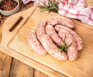 Biała kiełbasa – co w niej siedzi? Sprawdź skład i sposób przygotowania!