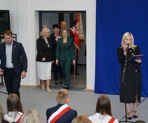 Pierwsza Dama uczciła z uczniami 100 lat od nadania imienia Stefana Batorego Szkole Podstawowej w Liwie