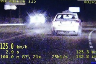 Ten taksówkarz bardzo się spieszył! Pędził przez miasto 125 km/h!