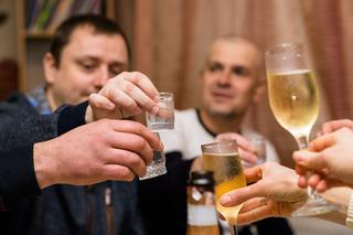 Akcyza na mocne alkohole o KILKADZIESIĄT procent w górę. Wódka jest w Polsce śmiesznie tania