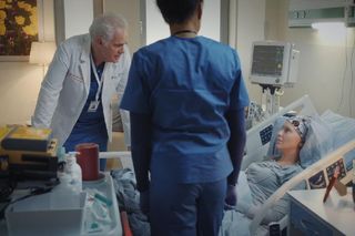 M jak miłość, odcinek 1843. Lekarz George Davies (Richard Berkley), pielęgniarka (Oma Ukwuoma), Dorota (Iwona Rejzner)