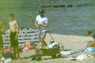 Borys Szyc z rodziną na plaży