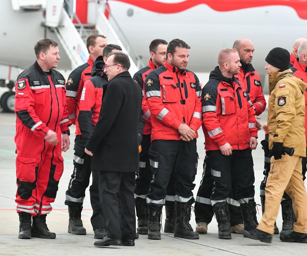 Mariusz Kamiński, witając na lotnisku wracających z Turcji strażaków-ratowników z grupy HUSAR