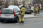 Potworne zderzenie na warszawskiej Pradze. Auto uderzyło w latarnię i sunęło po jezdni na dachu