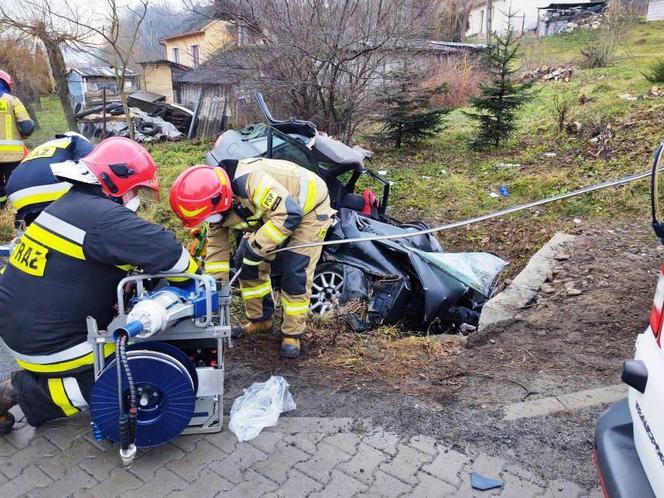 POTWORNY WYPADEK w Łososinie Dolnej! Z samochodu niewiele zostało