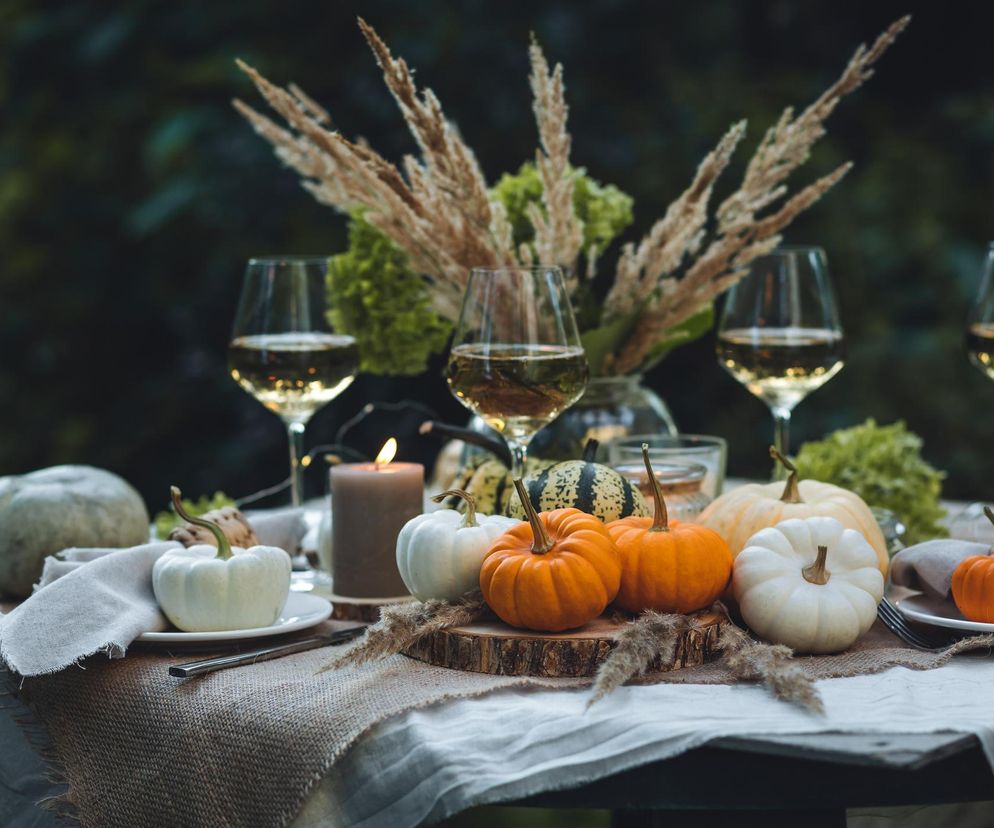Modne ozdoby na Halloween: bukiety z gałązek, kurtyny z pajęczyn