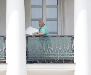 Rodzina Nawrockich przejęła Belweder: Kasia w kasku na hulajnodze, teściowe na balkonie