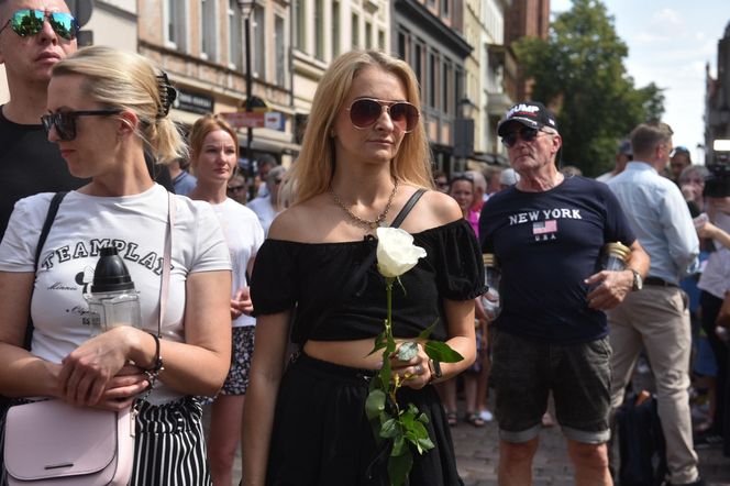 Marsz Milczenia dla Klaudii w Toruniu. „Niech nasza cisza przemówi głośniej niż słowa” [GALERIA]