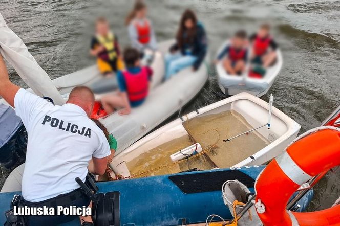 Dramat na jeziorze Sławskim: Gwałtowny wiatr przewrócił żaglówki z dziećmi!