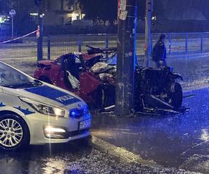 Kierujący sportowym BMW uderzył w słup tramwajowy w Warszawie. Dwie osoby ranne