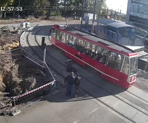 Chorzów: Dwoje nastolatków potrąconych przez tramwaj. Policja opublikowała nagranie