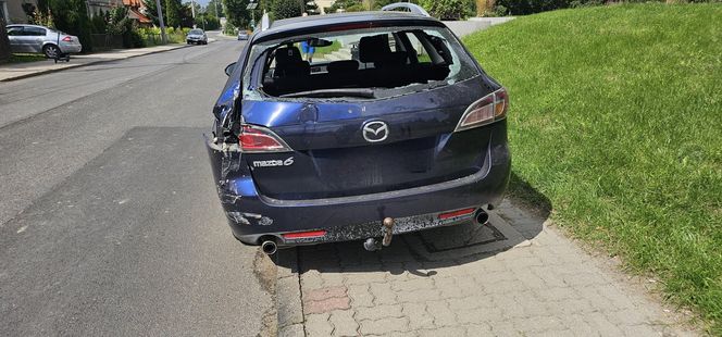 Traktor uderzył w auto i wjechał w budynki! Groźny wypadek pod Grudziądzem [ZDJĘCIA]