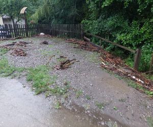 Zalane ulice i posesje. Trudna noc w gminie Goleszów w powiecie cieszyńskim