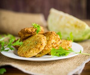 Obiad za grosze: placki z kapusty i kaszy manny, które robią furorę