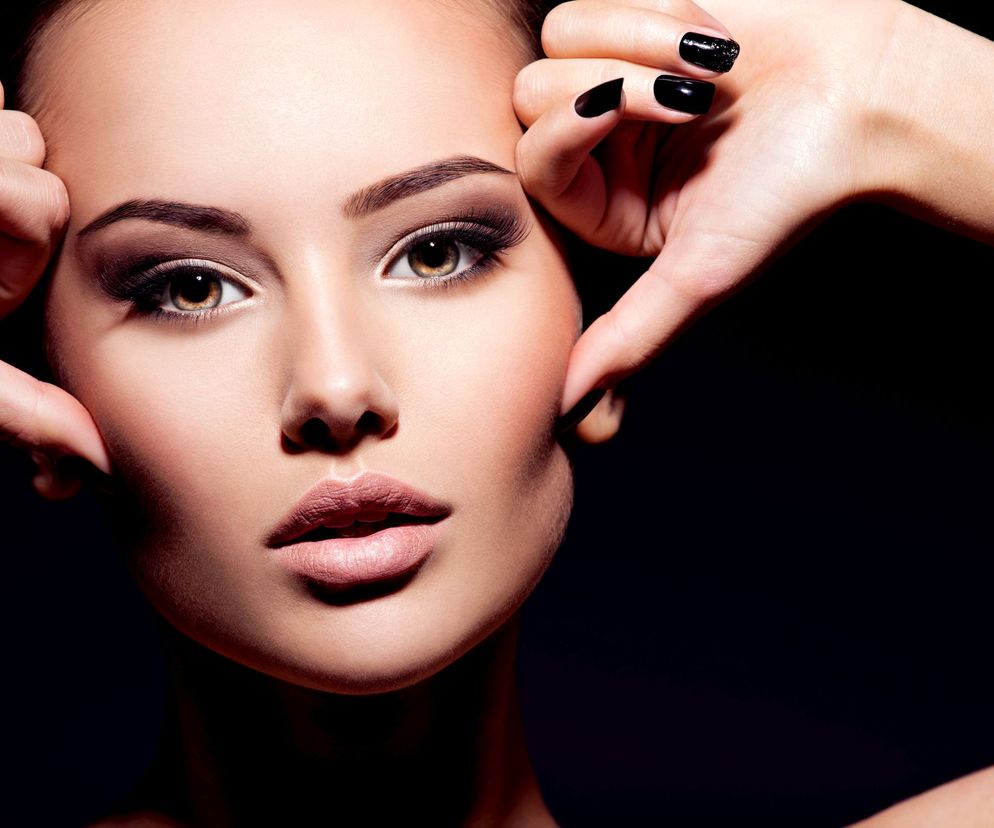 Rzęsy magnetyczne. Czy warto? Jak założyć i zdjąć rzęsy magnetyczne?