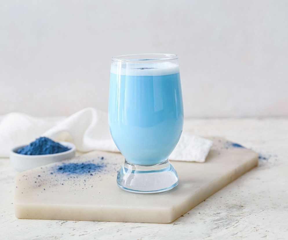 Przepis na smerfowy koktajl podbija internet. Pomaga zgubić boczki i jest pyszny