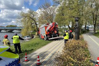 Samochód dryfował w jeziorze. Policja szukała właściciela
