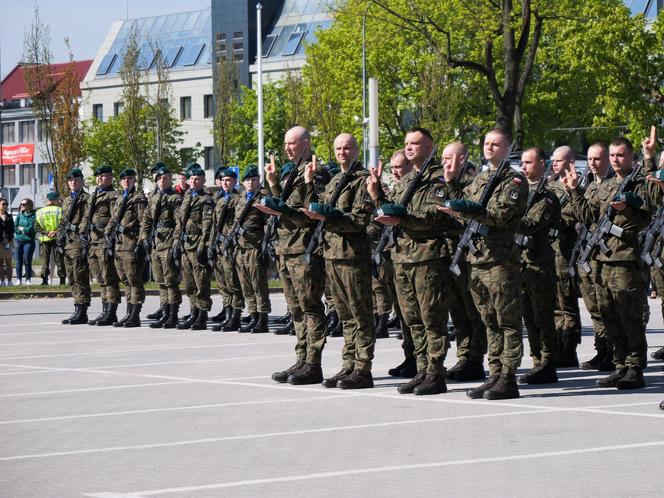 Ponad stu żołnierzy na Placu Solidarności w Olsztynie. Złożyli uroczystą przysięgę [ZDJĘCIA]