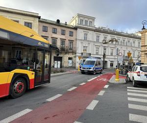 Koszmarny wypadek przy palmie. Autobus przejechał pieszą, a ulicą polała się krew