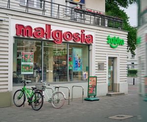 Neon Małgosia znów rozświetla Żoliborz. Żabka przywróciła kultowy symbol placu Wilsona