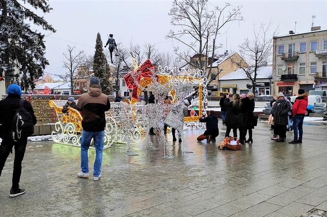 W centrum Bełchatowa rozbłysły świąteczne iluminacje. Bełchatowianie podzielili się swoimi wrażeniami [AUDIO]