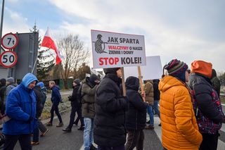 Blokada zakopianki w Gaju. Mieszkańcy protestują przeciwko budowie nowej trasy kolejowej [GALERIA]