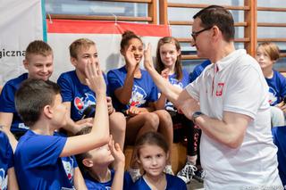 Premier Mateusz Morawiecki na treningu tenisa stołowego dzieci w Bydgoszczy
