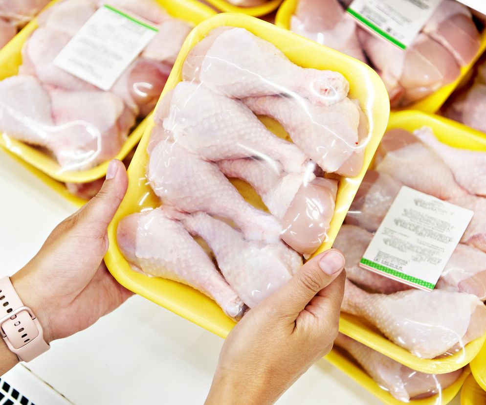 Owrzodzenia i białe włókna w mięsie z dyskontu. Lidl Polska się tłumaczy