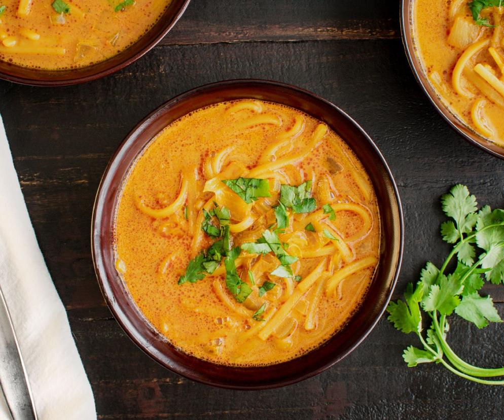 Regenerująca zupa imbirowo-kurkumowa z makaronem - rozgrzeje i poprawi odporność
