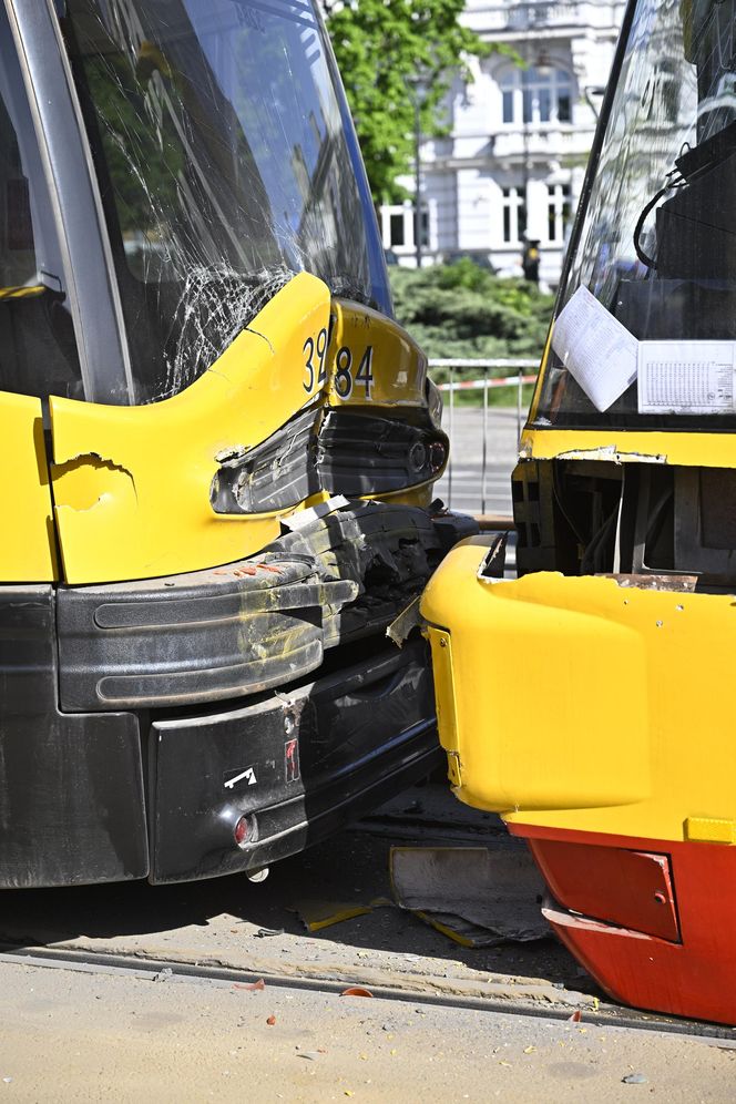 Zderzenie tramwajów w centrum Warszawy. 13 osób rannych, ruch tramwajowy wstrzymany
