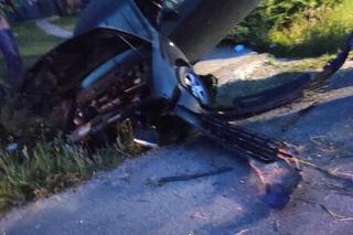 Kowalowa. Osobówka wypadała z drogi i uszkodziła słup energetyczny