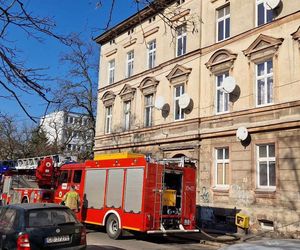 Tragiczny pożar w kamienicy w centrum Bydgoszczy. Strażacy wynieśli z mieszkania ciało mężczyzny 