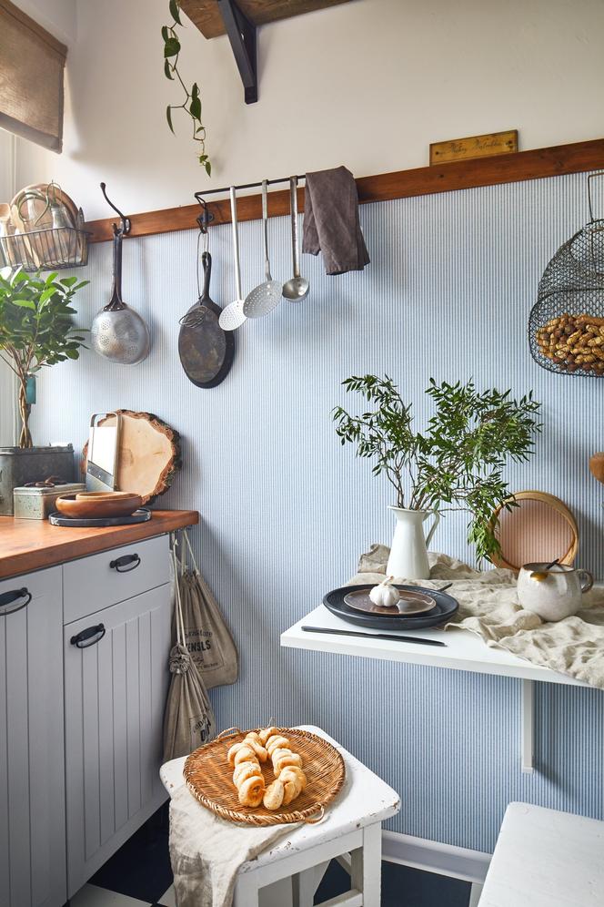 Kolorowa ściana w kuchni – lamperia w paseczki