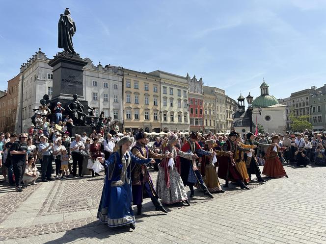 "Polonez wiosenny" na Rynku Głównym w Krakowie