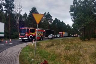 Zderzenie osobówki z ciężarówką na DK 10 pod Bydgoszczą! Wśród rannych kobieta i dwójka dzieci [ZDJĘCIA]