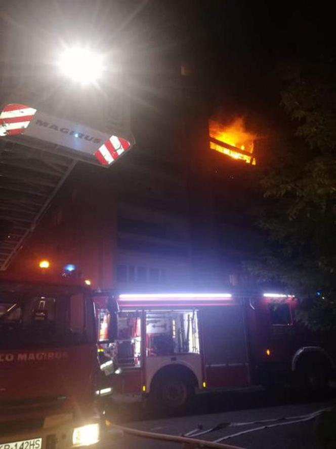 Kraków. Pożar w bloku na ul. Jasińskiego. Ewakuowano 10 osób [ZDJĘCIA]