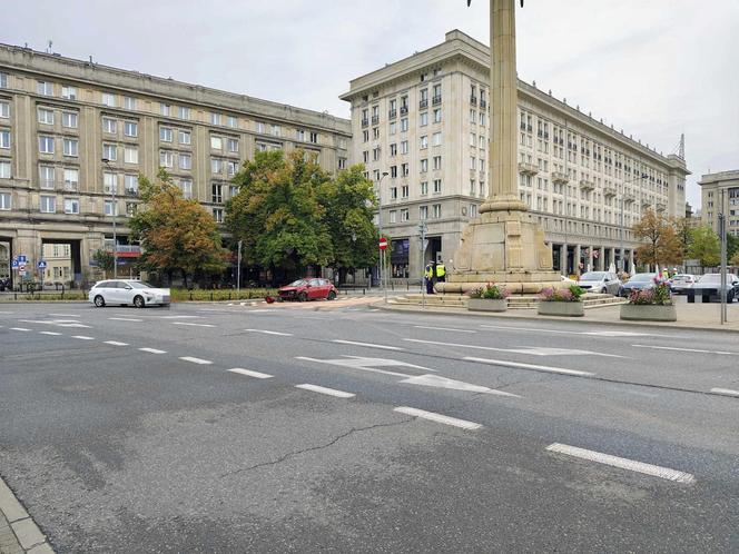 Pijany roztrzaskał się samochodem na pl. Konstytucji. To policjant stołecznej drogówki