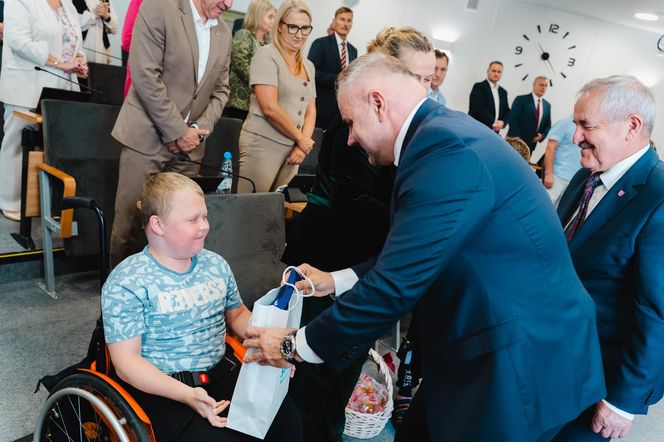 Rodzina Tymka Kalaty wymieniła się prezentami z prezydentem i radnymi