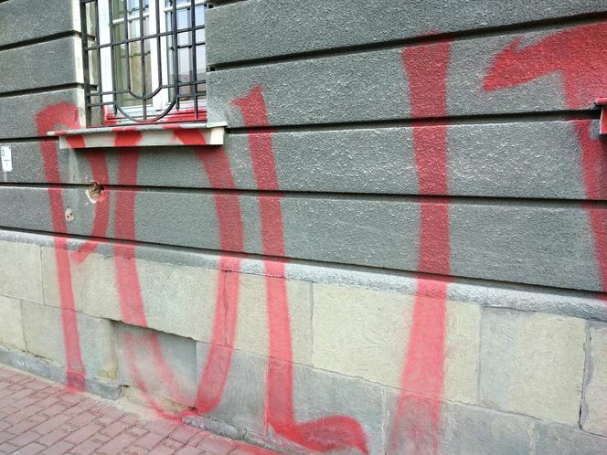 Tarnów. Siedziba urzędu miasta ZDEWASTOWANA. Ktoś namalował napis: "politycy to k****"