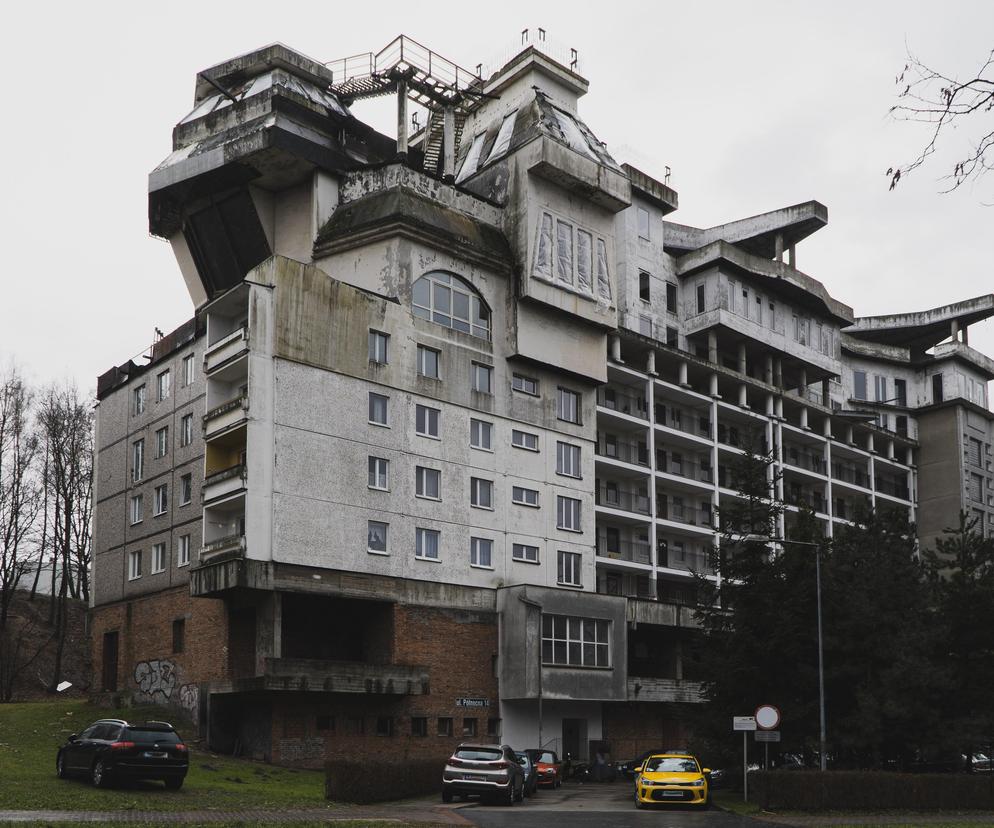 Clădire rezidențială ciudată în Jastrzębie Zdrój - vezi fotografiile unei vile construite pe un bloc de apartamente