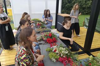 Wianki w Krakowie 2024. Warsztaty plecenia wianków.